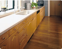 サンマックスの床暖房なら、調理台ぎりぎりのところに細い床暖房を設置可能